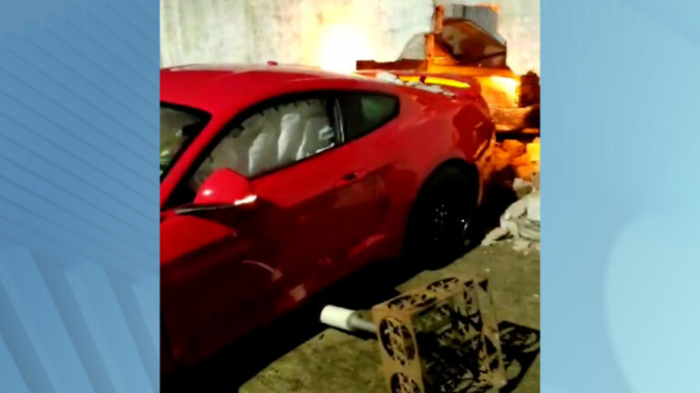 Motorista de carro de luxo perde controle e derruba muro de uma casa no interior de SP