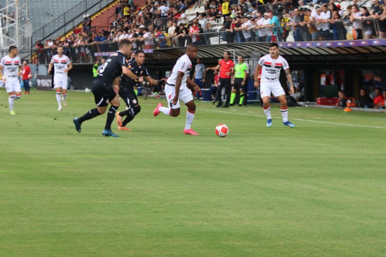 Botafogo marca no fim e consegue empate em Bragança