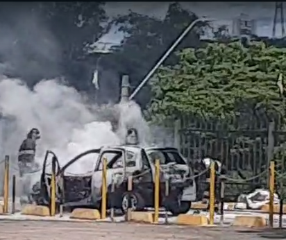 carro pega fogo no estacionamento do carrefour em sjc