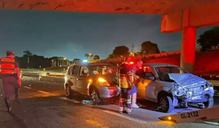 Criança de 4 anos morre e mulher fica ferida após colisão traseira