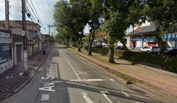 Serviço em rede de esgoto bloqueia trecho de via no Macuco em Santos 