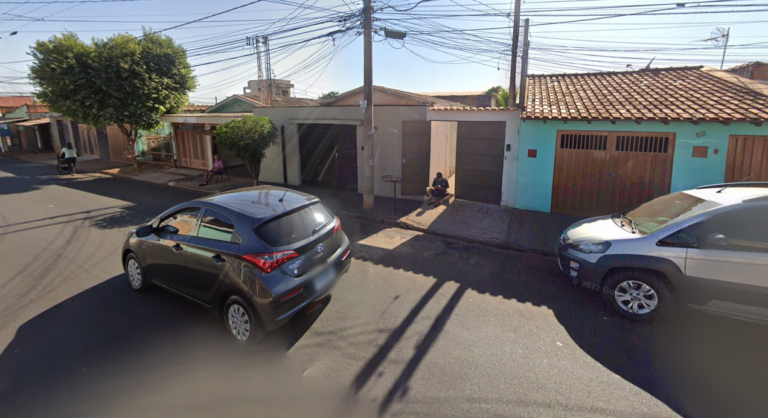 Ao ser flagrado empinando moto, homem ofende policiais e é detido em Ribeirão Preto