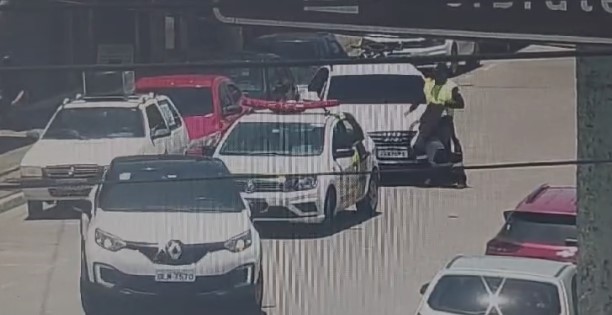 Chama o VAR: Agente de trânsito foi atropelado ou simulou?; VÍDEO