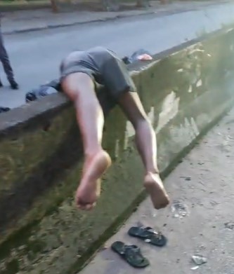 De carona para o inferno: PM de folga reage a assalto e mata suspeito em rodovia do litoral; VÍDEO