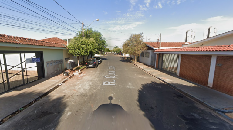 Pai atira contra o filho, acerta disparos na mãe e foge em seguida