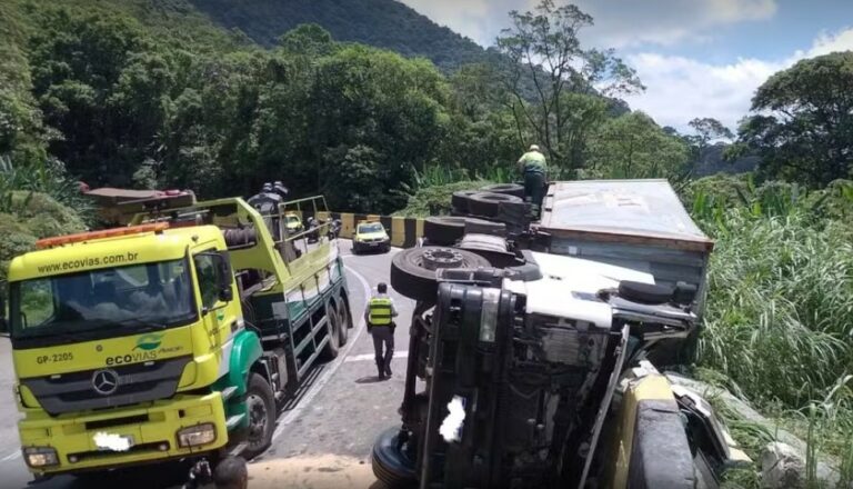 Acidente fatal: Motorista de caminhão morre ao perder o controle do veículo e tombar na Via Anchieta