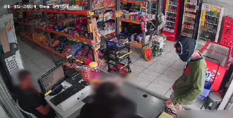 Vídeo | Homem utiliza cueca no rosto durante assalto em supermercado