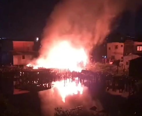 Casas em comunidade do litoral pegam fogo