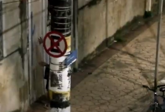 Totem flagra vandalismo no Mercado Municipal e indivíduo é detido em cidade do litoral; VÍDEO
