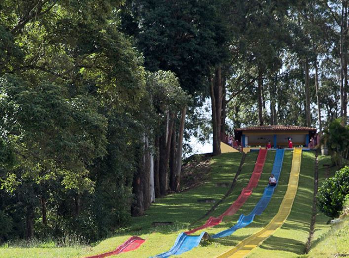 Dois funcionários de parque são indiciados pela morte de professora em tobogã