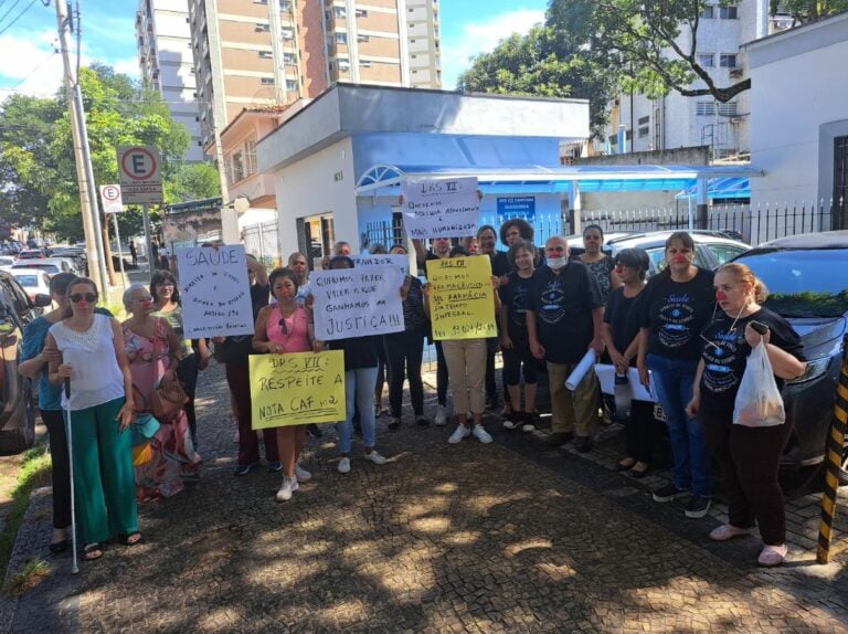 Manifestantes protestam contra falta de medicamentos de alto custo
