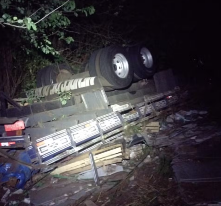 Caminhão carregado com pisos capota em vicinal de Birigui