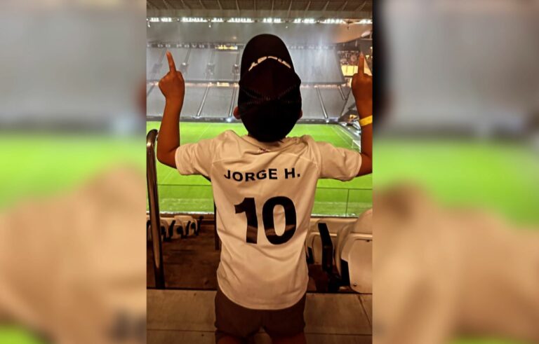 Sonho realizado! Menino que viralizou com a barraca de geladinho assiste partida do Corinthians