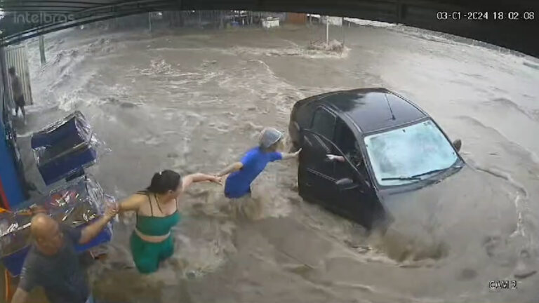 Corrente-humana para salvar vidas câmera flagra resgate de mulher e criança durante chuva em Campinas