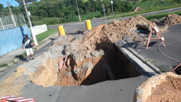 Cratera em rua de Atibaia preocupa moradores