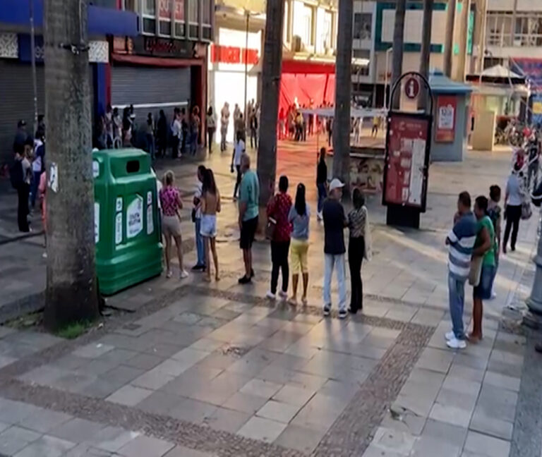 Filas enchem centro de Campinas para grande liquidação