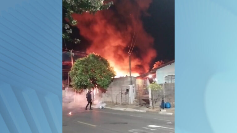 Depósito de reciclagem pega fogo e explode no interior de SP