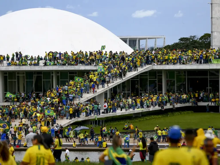Vândalos invadem o Palácio do Planalto em 8 de janeiro de 2023 - Foto: Marcelo Camargo/Agência Brasil