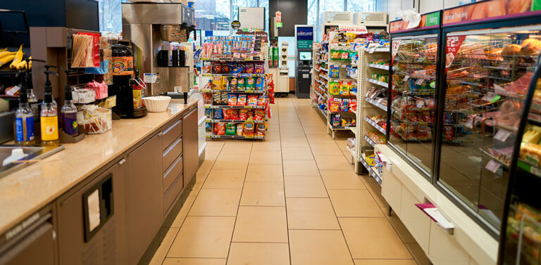 Homem acessa loja de conveniência sem camisa e ameaça agredir atendente com soco no rosto