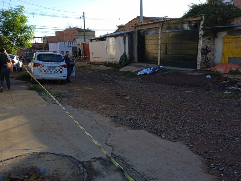 Homem é morto a tiros durante a madrugada