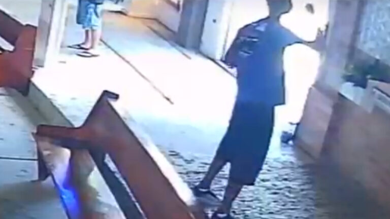 Homem faz sinal da cruz antes de furtar igreja de Americana; veja vídeo