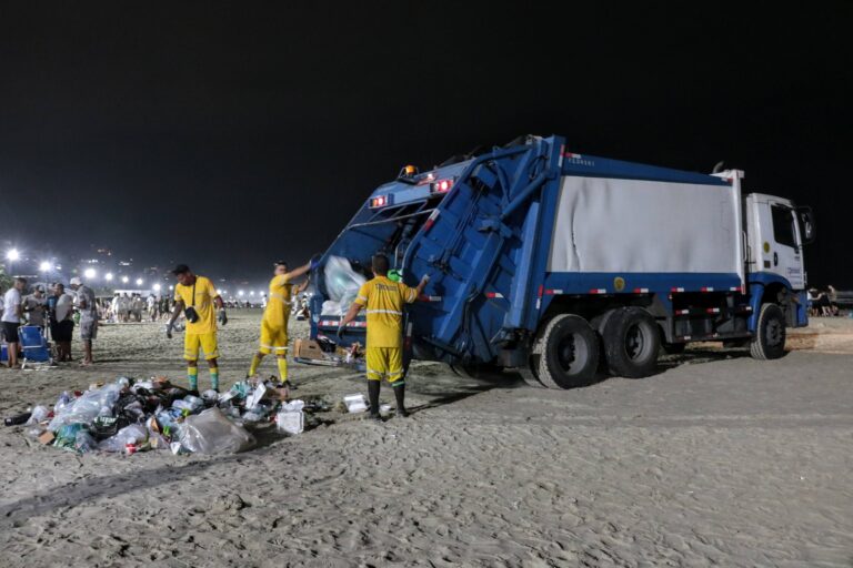 Megaoperação de limpeza no Réveillon em Santos retira 67 toneladas de lixo das praias