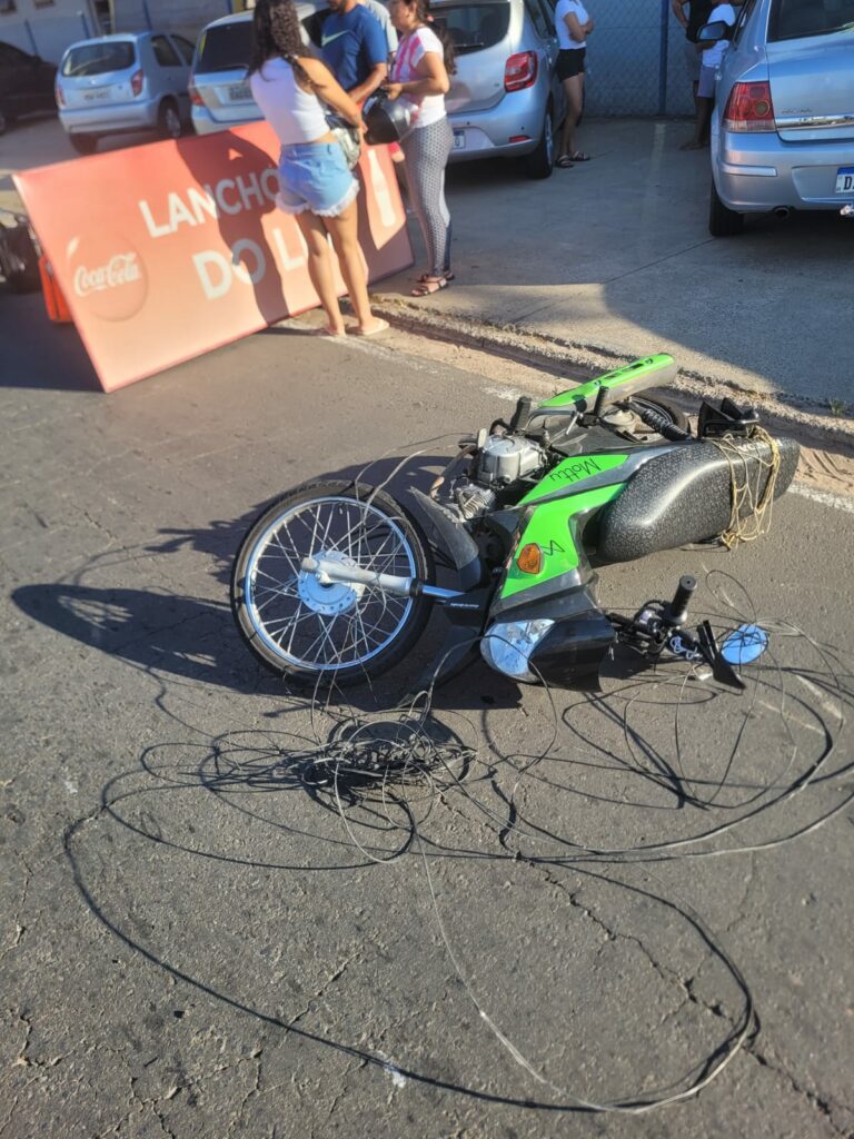 Motoboy se enrosca em fios soltos de telefonia e se acidenta na Av. John Boyd Dunlop