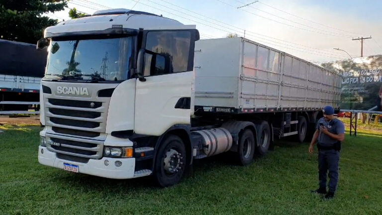 Motorista é feito refém em roubo de caminhão carregado com sucata no interior de SP; veja vídeo