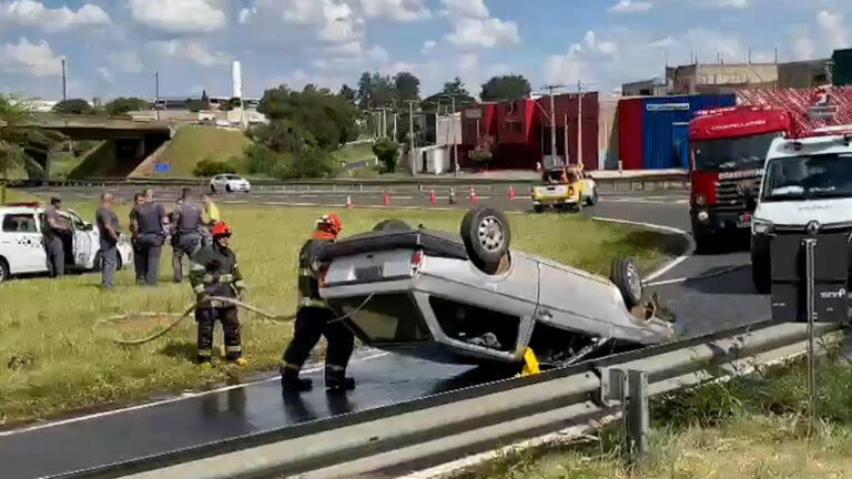 Motorista morre após bater carro em mureta e capotar em Rodovia