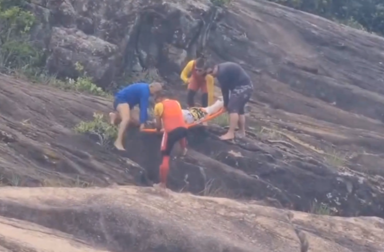 Mulher cai em pedras e é resgatada pelo Águia da PM