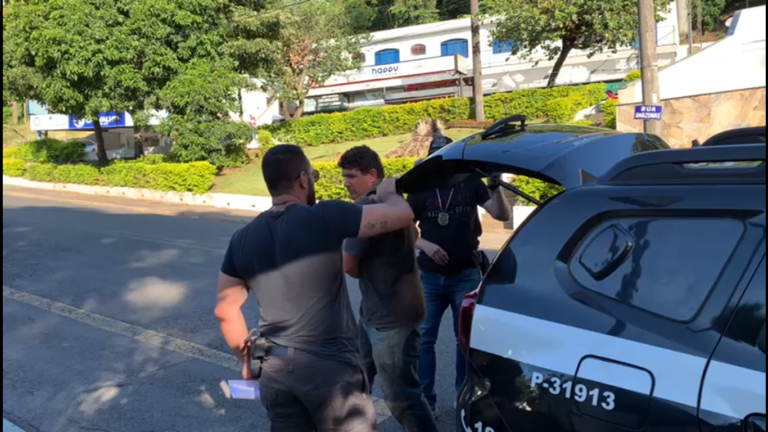 Homem matou e enterrou a esposa na frente dos três filhos