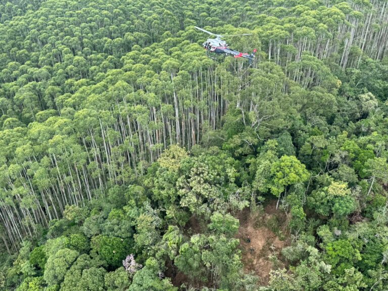 Forças de segurança fazem operação para resgatar corpos dos tripulantes do helicóptero