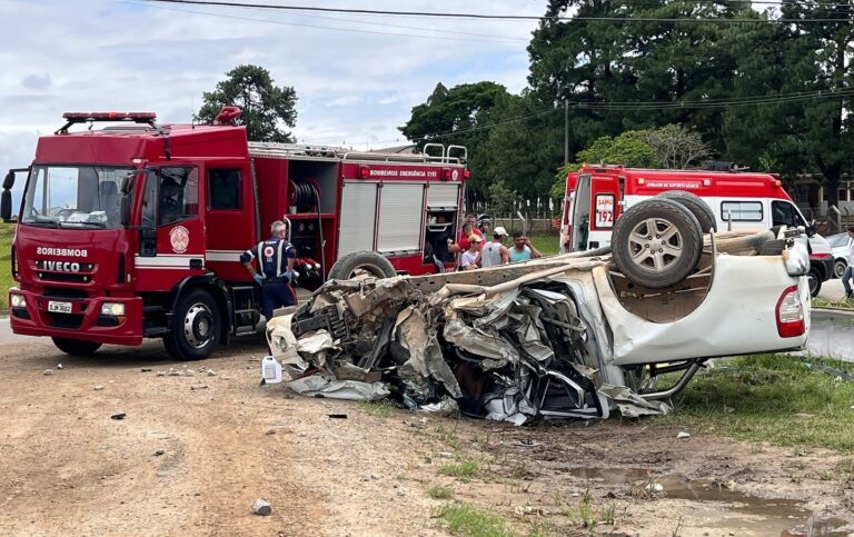 Uma mulher, de 33 anos, ficou presa nas ferragens depois de capotar o carro na Avenida dos Imigrantes, em Quiririm