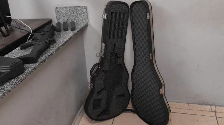 A Polícia Militar apreendeu armas que estavam escondidas dentro de uma mala de violão em uma casa na Estrada Municipal Itapecerica