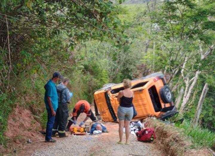 Casal de idosos fica ferido após capotar carro em São José