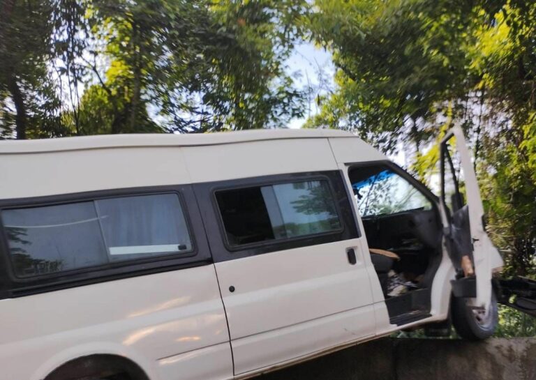 Acidente com van na Oswaldo Cruz em Ubatuba