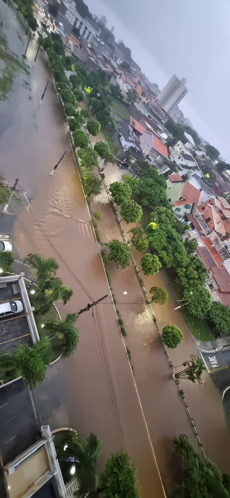 Chuva forte causa alagamentos e falta de energia no Vale do Paraíba