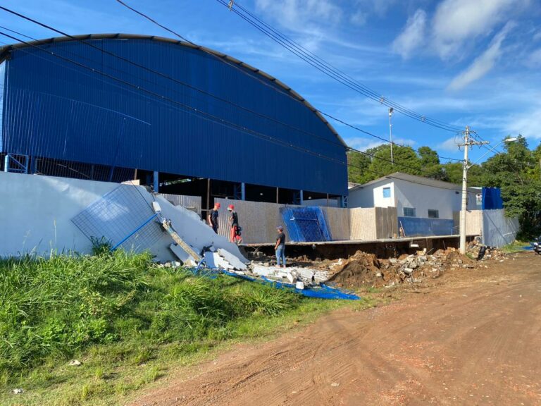 Muro de uma escola caí após temporal na cidade de Campinas