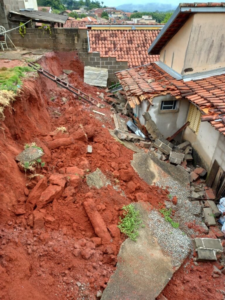 Chuva forte causa alagamentos e falta de energia no Vale do Paraíba
