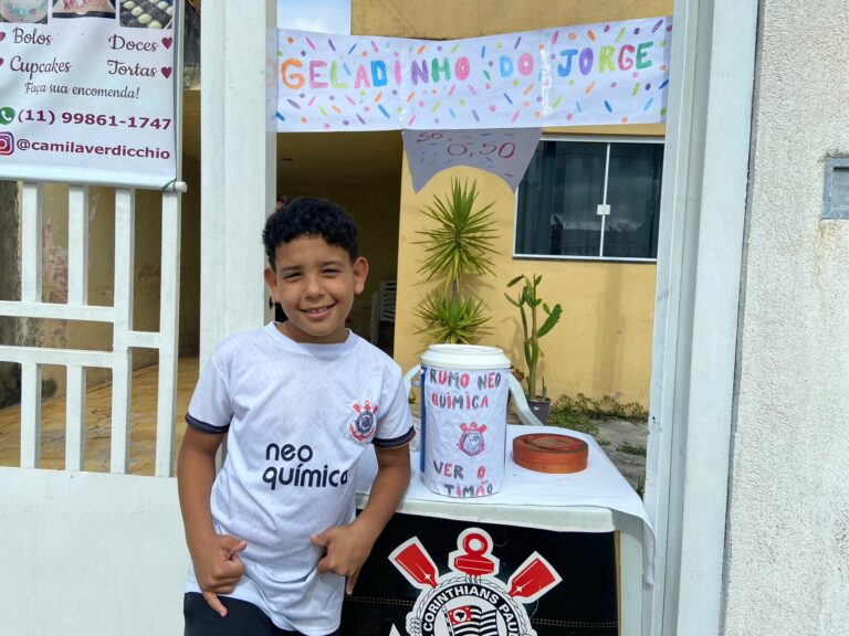 Sonho corinthiano: menino vende geladinho para poder ver jogo na NeoQuímica Arena