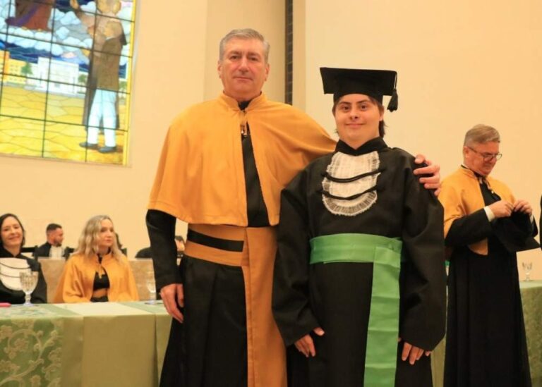 Jovem com Síndrome de Down se forma em Educação Física no Unisalesiano de Araçatuba