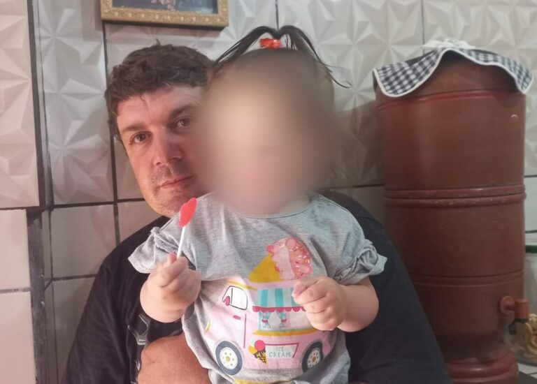 Homem mata mulher e sequestra filhos