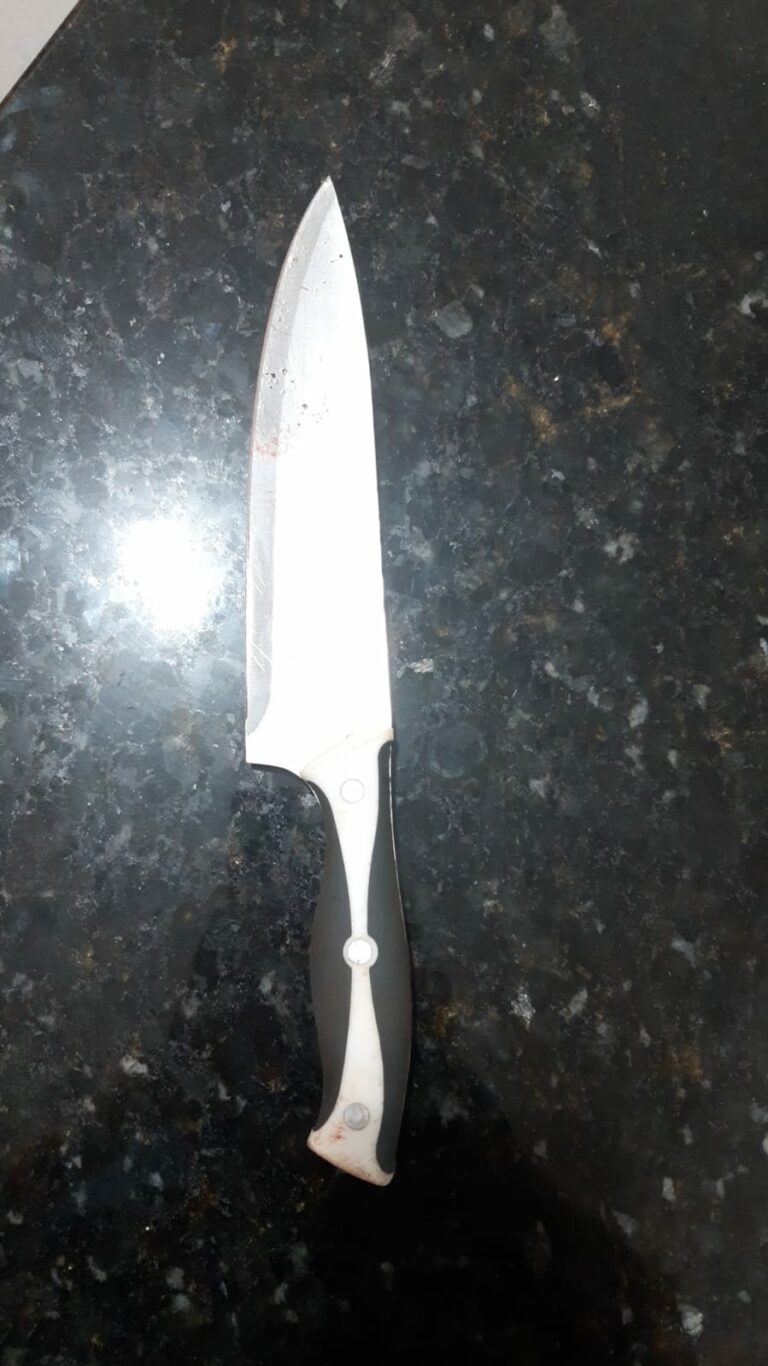 Idosa é atacada por vizinho enquanto fazia crochê na calçada