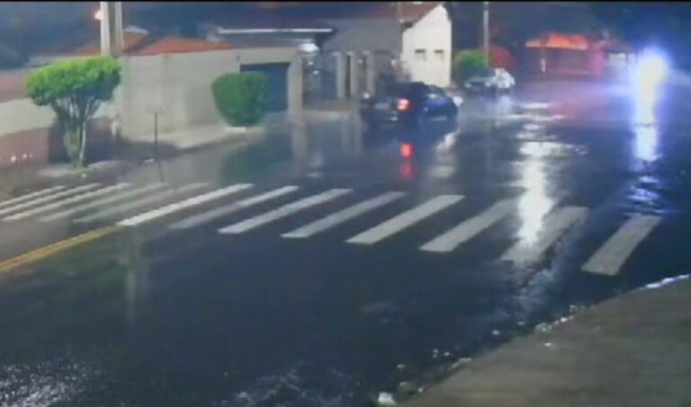 Jovem morre atropelado por carro na contramão; veja o momento