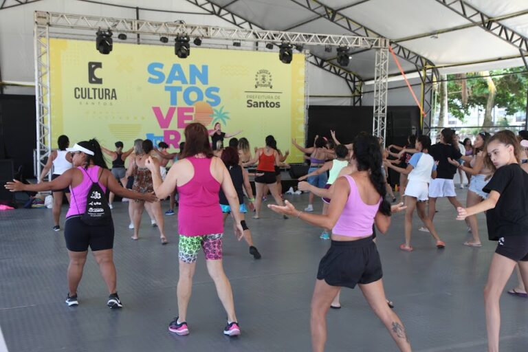 Tendas de verão são montadas para levar agito na orla de Santos