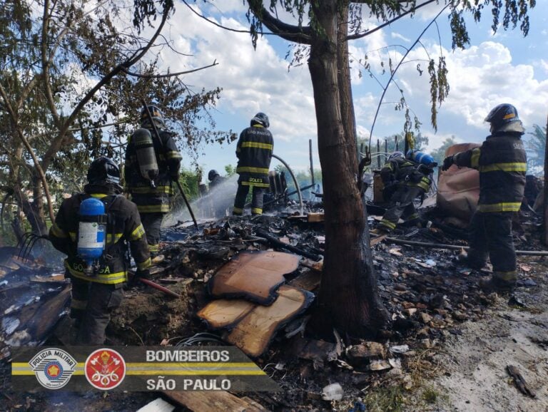 Depósito de material reciclável pega fogo em São José