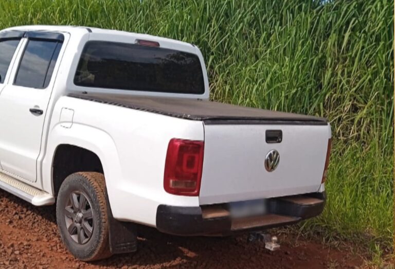 Homens roubam caminhonete de luxo e fogem da polícia em perseguição intensa