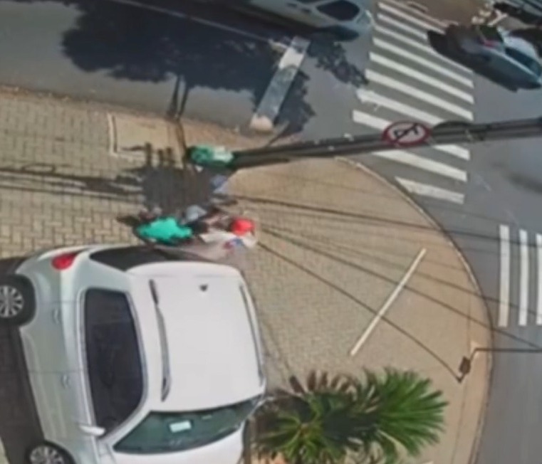 Vídeo | Mulher é jogada no chão durante tentativa de roubo na zona Sul