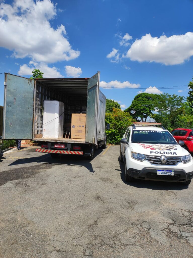 Polícia prende três homens por roubo de carga