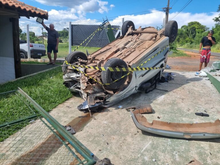 Imagens impressionantes: carro capota e atinge escolinha do Palmeiras